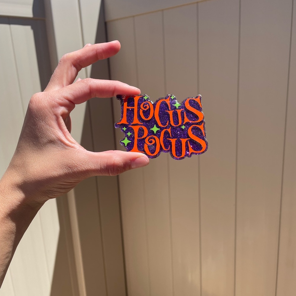 Hocus Pocus keychain - can be a magnet, pin or badge reel too! 🧡